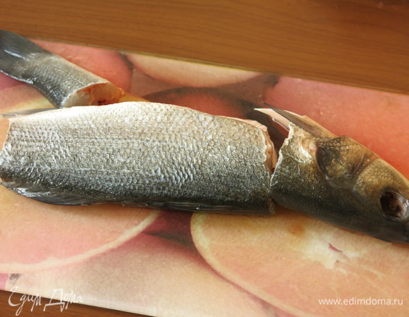 В рецепте используется филе одного сибаса. У меня целая рыба. Чистим, отрезаем хвост и голову.