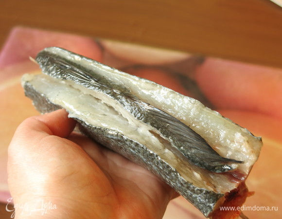 Вырезаем хребет, делаем два надреза вдоль.