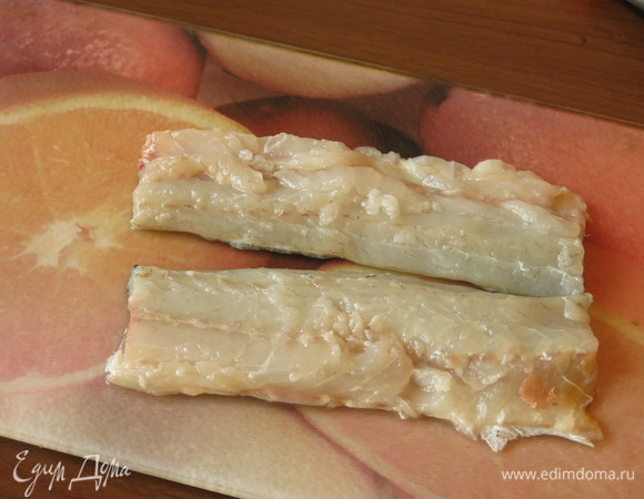 Разрезаем на две части, срезаем полоску с брюшка.
