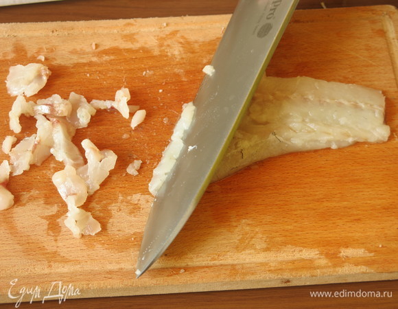 С одной рыбки получилось 107 г филе. Нарезаем тонко.