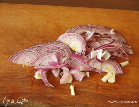 Лук нарезаем тонкими полукольцами.