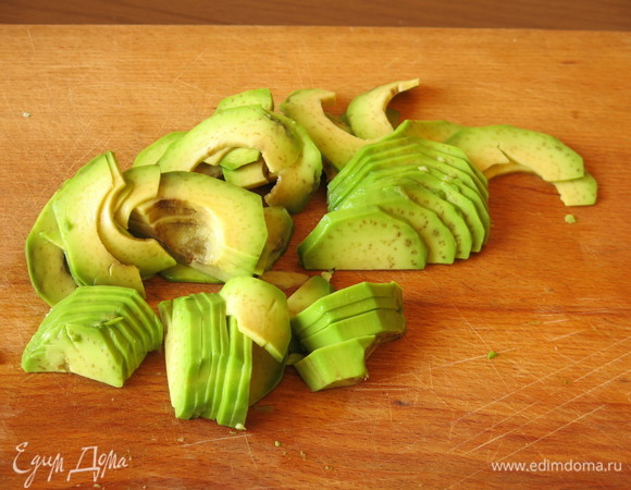 Чистим авокадо, вынимаем косточку и нарезаем тонко.