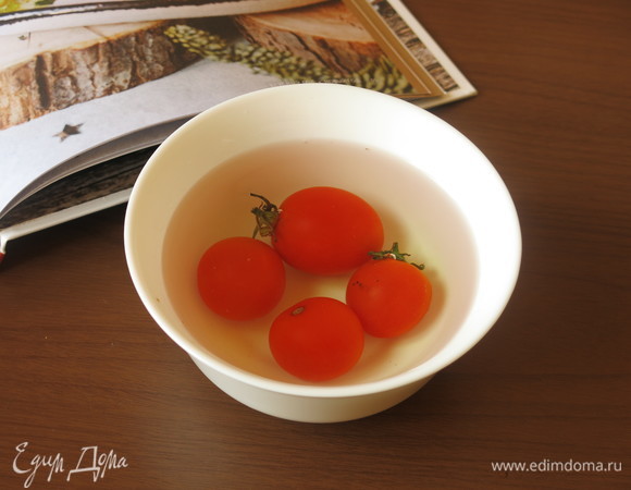 Черри заливаем кипятком, достаем и снимаем шкурку.