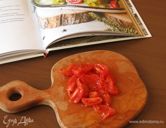 Нарезаем черри на четвертинки.