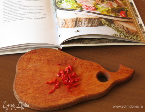 Нарезаем 1/3 часть перца чили.