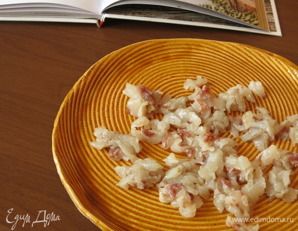 Пластинки сибаса выкладываем на тарелку.