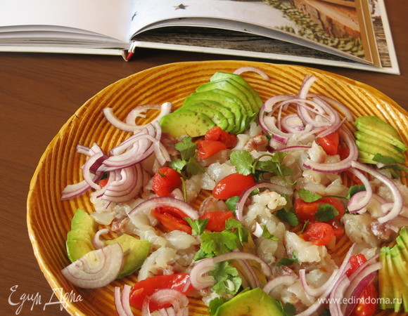 Сверху — лук полукольцами.