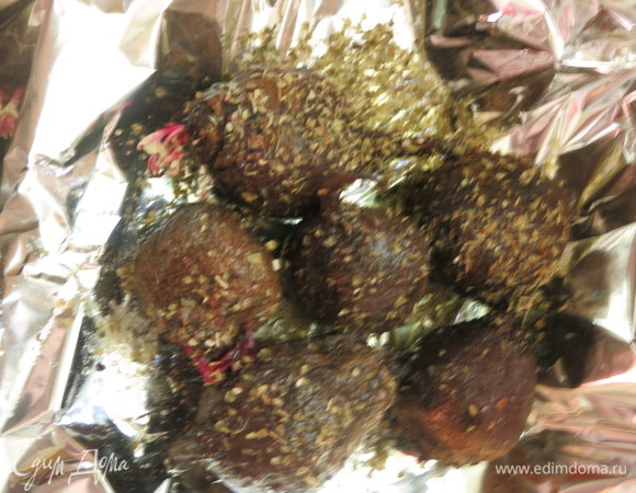 Свеклу моем, кладем в фольгу, посыпаем орегано, солим и перчим, слегка сбрызгиваем оливковым маслом, закрываем фольгой и запекаем при 200°C 45–50 минут.