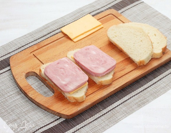 Затем кладем по 2 ломтика ветчины.