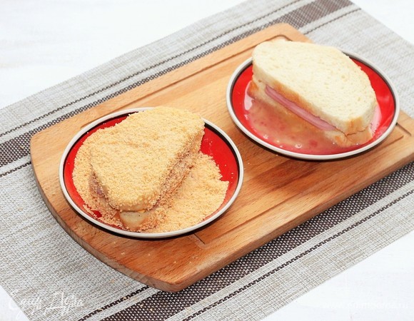 Обмакнуть тост в яйцо с двух сторон, чтобы хлеб пропитался, а затем обвалять со всех сторон в сухарях.