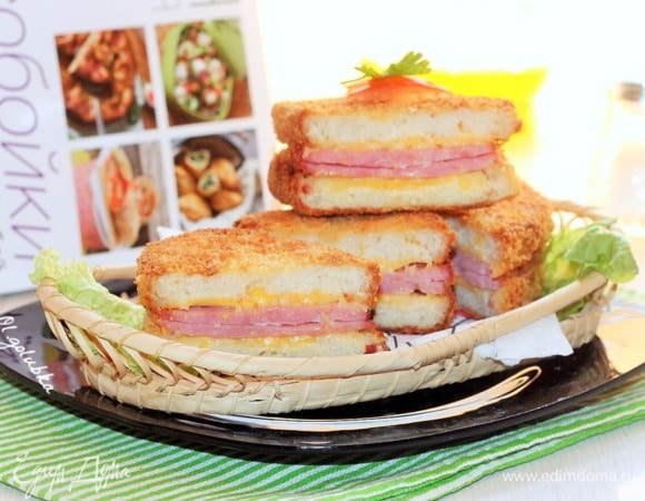 Разрезать тосты наискосок на две половинки и подавать.