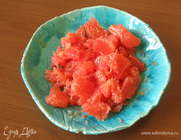 Очищаем мякоть над блюдом, собирая сок.