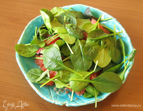 На мякоть кладем 2 горсти салата. В рецепте исходном используют корн, рекомендуют руколу или любую другую зелень. У меня мангольд и буллс блад.