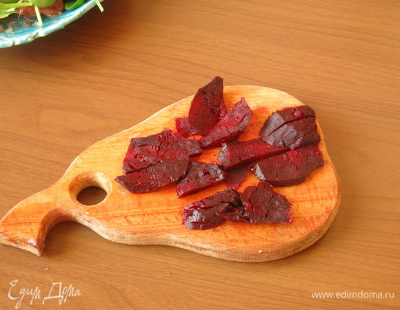 Свеклу чистим и нарезаем дольками.