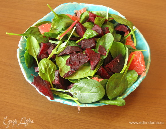Выкладываем свеклу на салат.