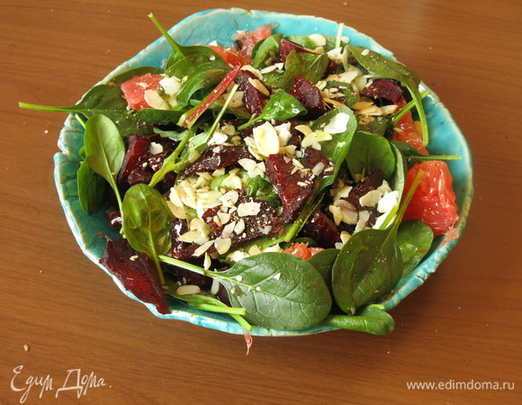 Выжать оставшийся сок грейпфрута. Сыр нарезаем тонкими хлопьями. Я вместо сыра положила лепестки миндаля (постный вариант). Сбрызгиваем салат оставшимся маслом, перчим, солим.