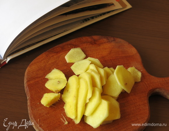 Чистим имбирь и нарезаем тонко.