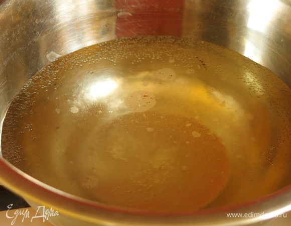 В кастрюле нагреваем 250 мл воды с сахаром.