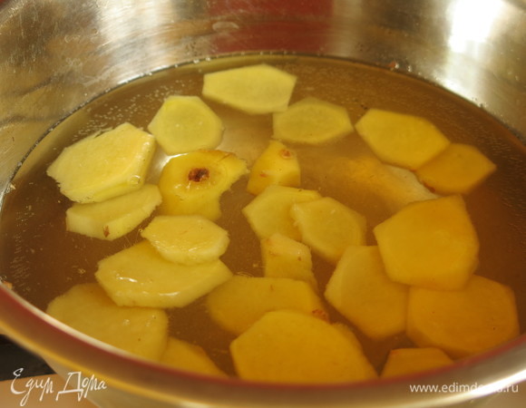 Кладем в сироп имбирь. Варим 5 минут.