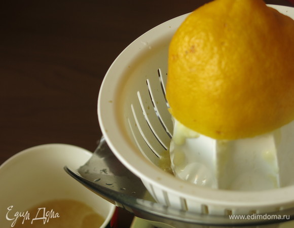 Отжимаем сок лимона.
