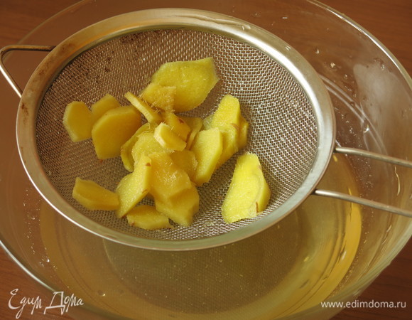 Процеживаем отвар через сито.