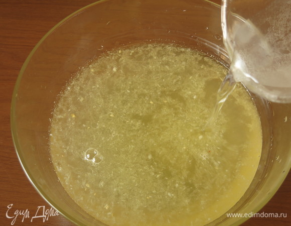 Доливаем минеральную воду.