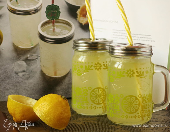 Добавляем лед. Разливаем по кружкам. Приятного аппетита!