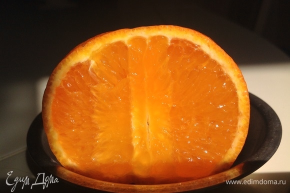 Выдавить сок апельсина.