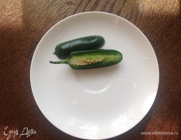 В оригинале рецепта перец чили сухой, у меня свежий. Нарезаю мелко, вынув семена.