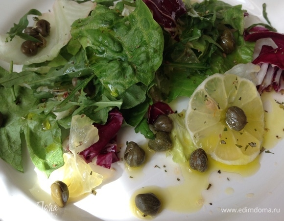 На тарелку кладу салат, лимоны, тимьян, перец, петрушку и каперсы. Поливаю соком апельсина, солью, поливаю оливковым маслом.