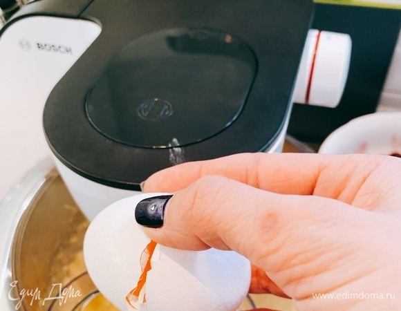 Продолжая взбивать, по одному ввести яйца.