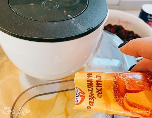 Добавить щепотку соли, разрыхлитель.