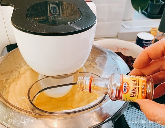 И ванильный экстракт. Добавить оставшуюся муку.