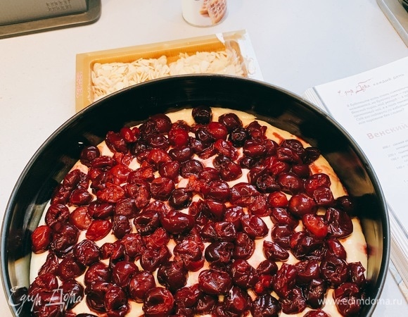 Выложить тесто в форму, а сверху — как можно больше вишни.