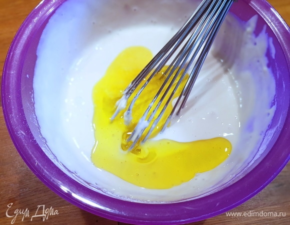 Добавляем сливочное масло и растительное. Перемешиваем.