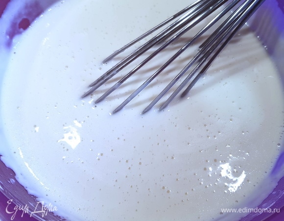 Добавляем молоко и кипяток. Перемешиваем. Оставляем массу отдыхать на 10 минут.