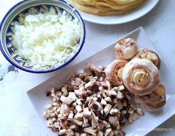Почистим грибы и лук. Нарезаем мелким кубиком.