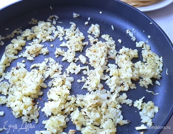 Обжариваем лук на сливочном масле до золотистости, но не пересушиваем. По желанию можно добавить сушеный розмарин.