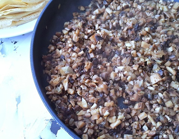 Добавляем к луку грибы и обжариваем.