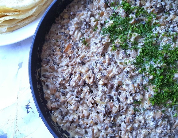 Добавляем сливки и увариваем до загустения, чтобы получился соус. Затем снимаем с огня и добавляем нарезанный укроп.