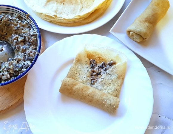 Сворачиваем блин в рулет. Так поступаем со всеми блинами.