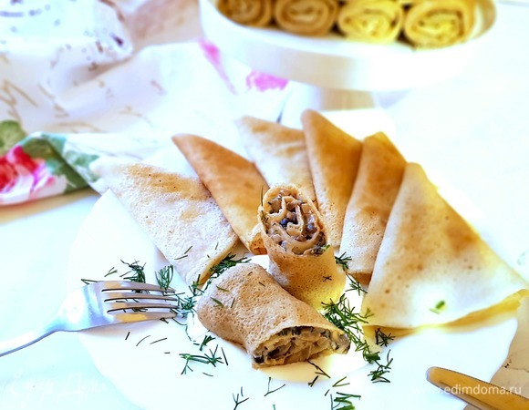 Сервируем блюдо сметаной и поверх выкладываем начиненный блин, посыпаем свежим укропом, и можно наслаждаться! Приятного вам аппетита!