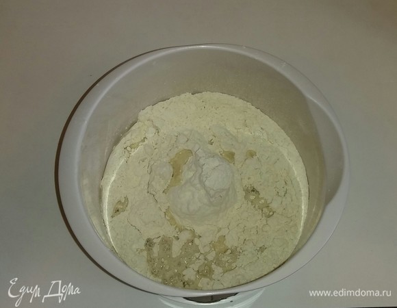 Готовим тесто для пельменей. В емкость для взбивания кладем просеянную муку, соль и добавяем воду комнатной температуры. В самом начале вымешиваем тесто столовой ложкой, а потом уже рукой.