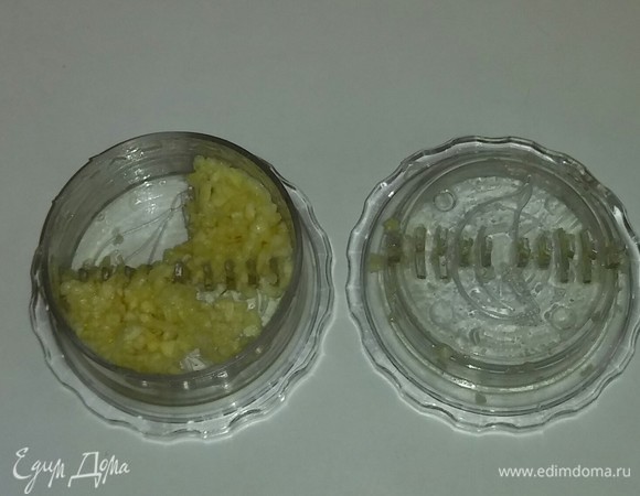 Пока тесто охлаждается, делаем фарш. Для этого измельчаем зубчики чеснока.