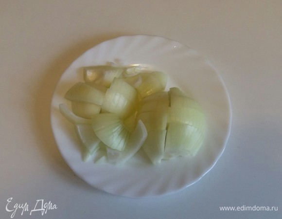 Репчатый лук режем крупными кусочками.