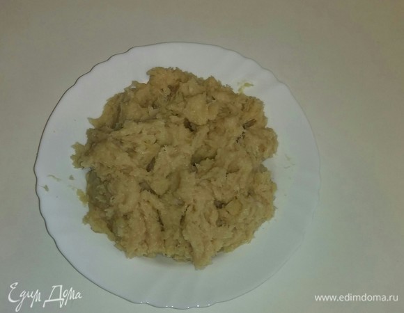 Затем к измельченной куриной грудке и луку добавляем измельченный чеснок, соль и перец. Перемешиваем и ставим получившийся фарш в холодильник на 30 минут.