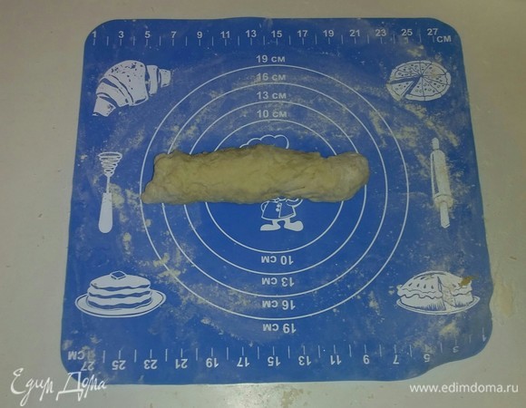 Достаем из холодильника охлажденное тесто и отщипываем от него примерно 5 часть. Делаем из нее колбаску диаметром около 2,5–3 сантиметров.