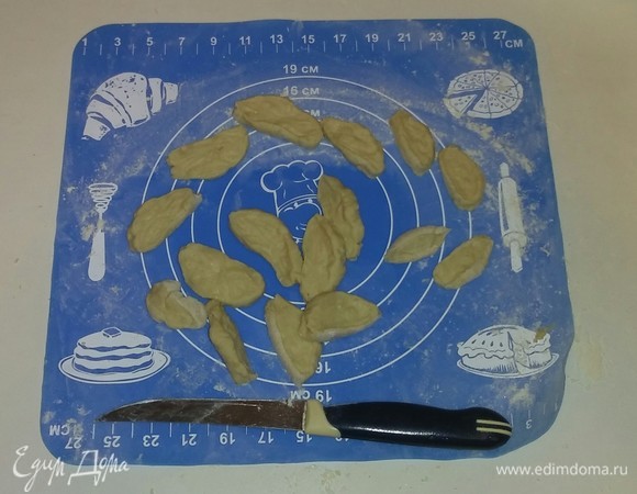 Делим колбаску на 16–18 частей.