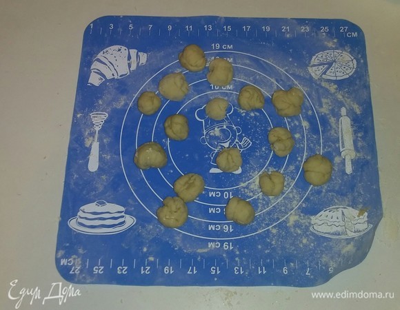 Затем из каждой лепешечки формируем шарик.