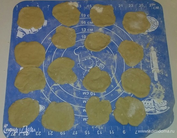 После этого каждый шарик раскатываем скалкой в круг диаметром 5–7 сантиметров.